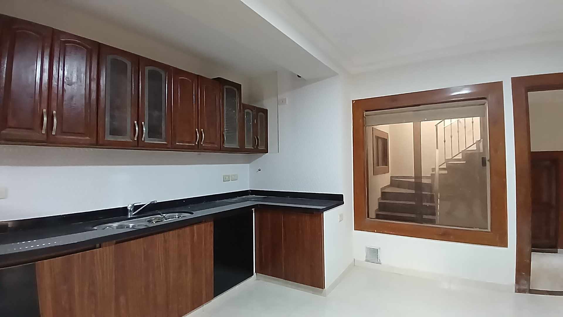 Casa en Alquiler📍 Barrio Hamacas, entre 3er y 4º anillo – Esquina comercial 4 dormitorios 4 baños 2 parqueos Foto 4