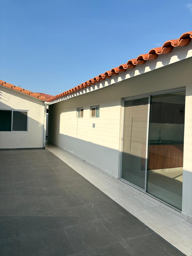 Casa en VentaZona norte, C/ Las Piñas, en plena esquina, entre  la Av. Mutualista y Alemana Foto 9