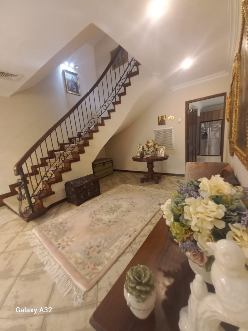 Casa en Entre 3er y 4to anillo Norte en Santa Cruz de la Sierra 4 dormitorios 6 baños 3 parqueos Foto 7