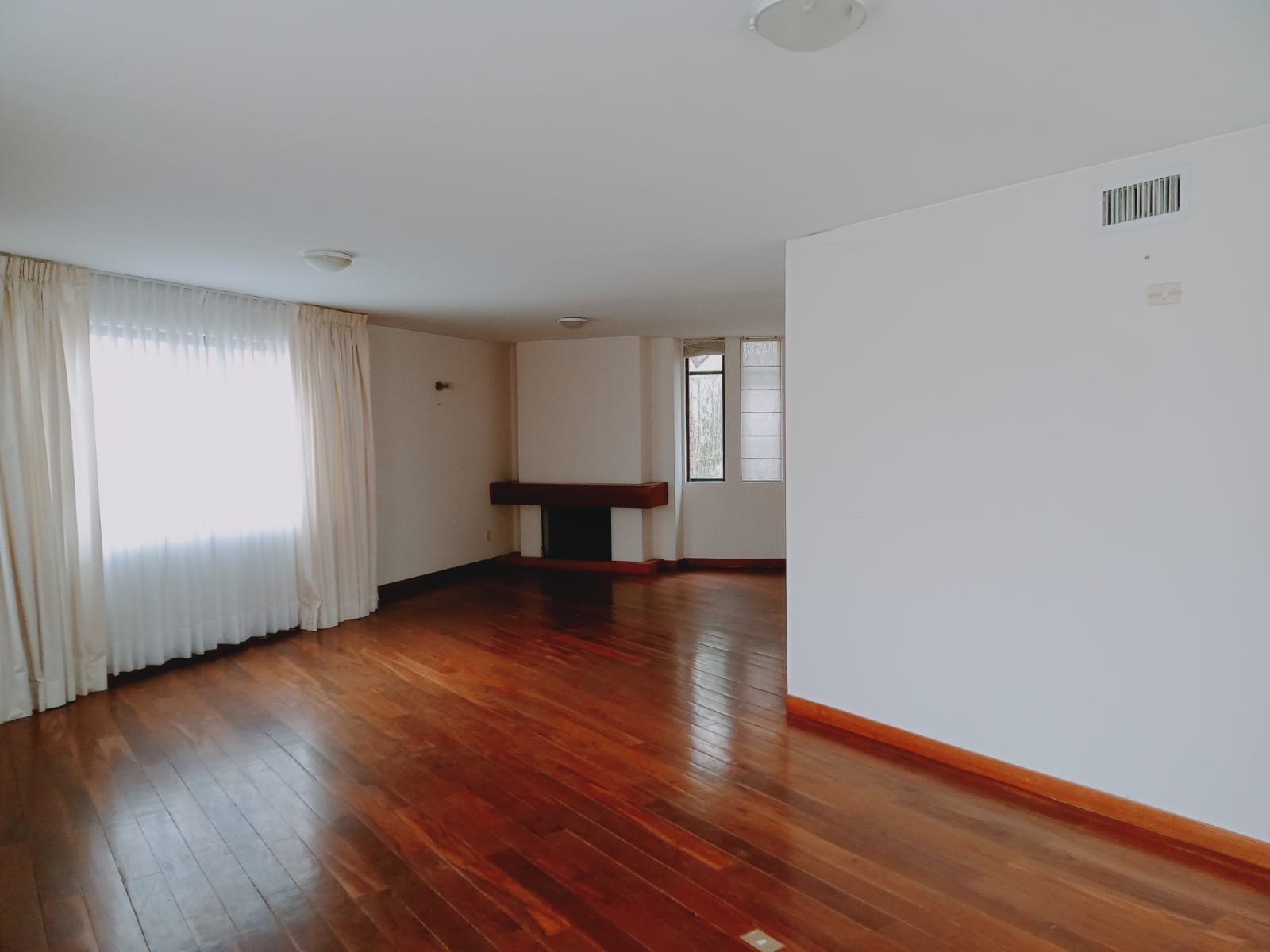 Departamento en AnticréticoANTICRETICO REGISTRABL, ELEGANTE DEPARTAMENTO EN ACHUMANI SECTOR ASILO 3 dormitorios 4 baños 2 parqueos Foto 10