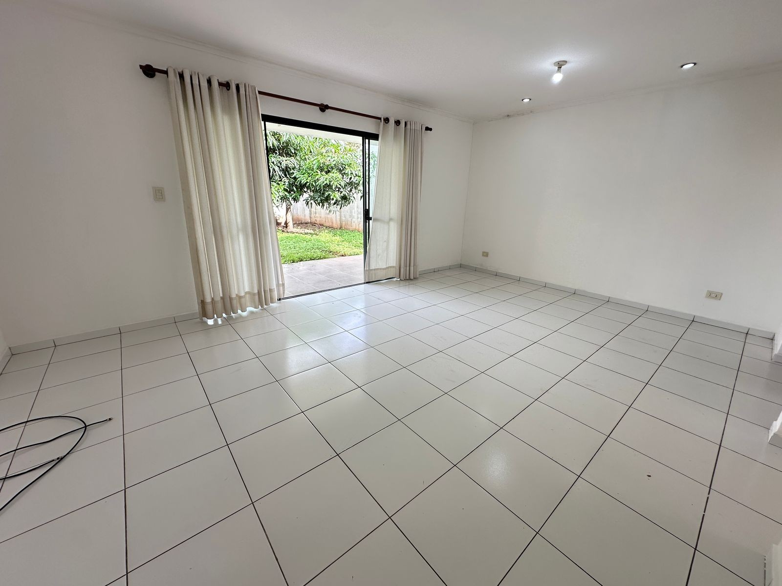 Casa Cond. Fontana La Riviera 1 ,  En Alquiler Bs 3.350 (incluye expensas) Foto 1
