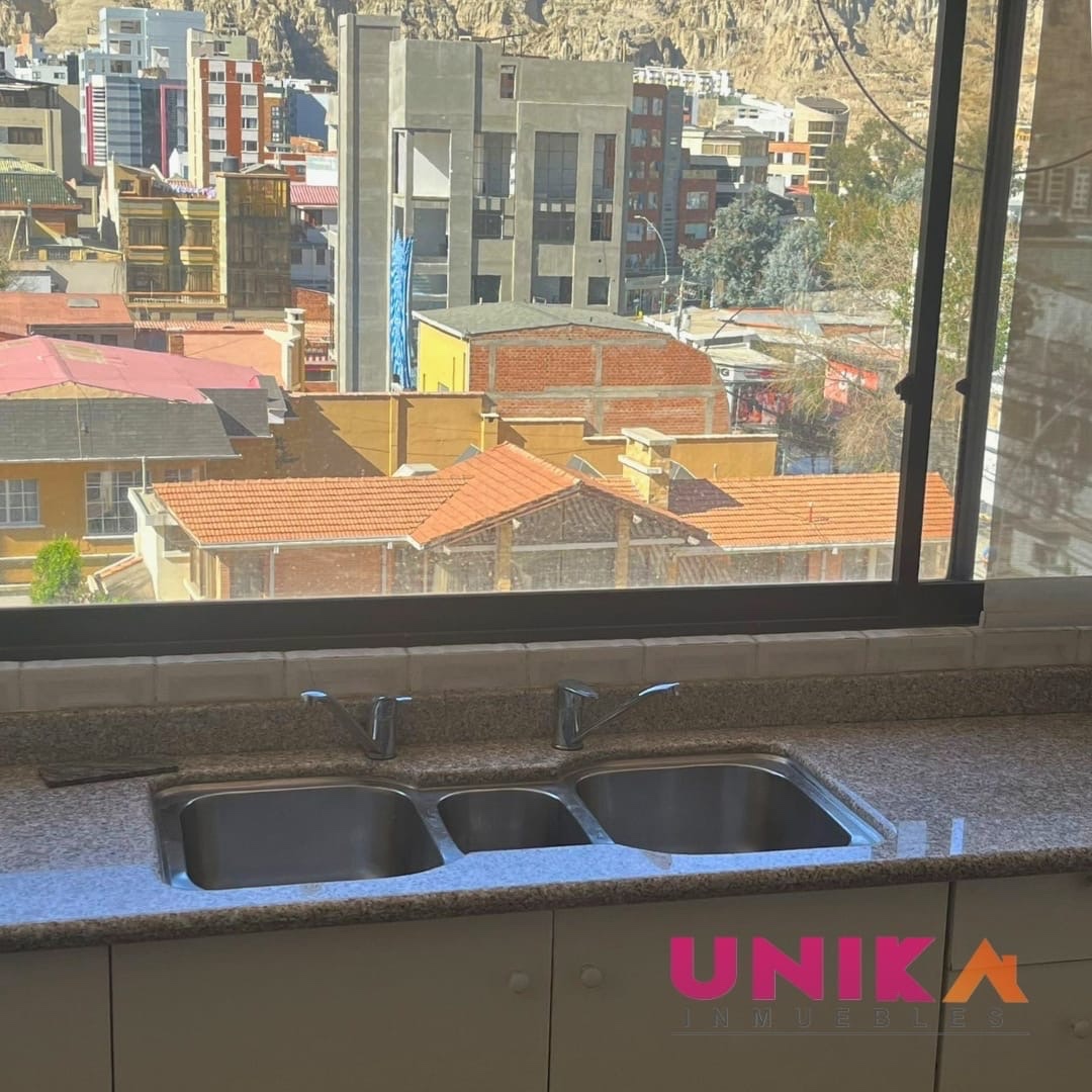 Departamento en AlquilerHermoso Penthouse Duplex Semi Amueblado, con lindas vista , Calacoto  3 dormitorios 4 baños 2 parqueos Foto 12