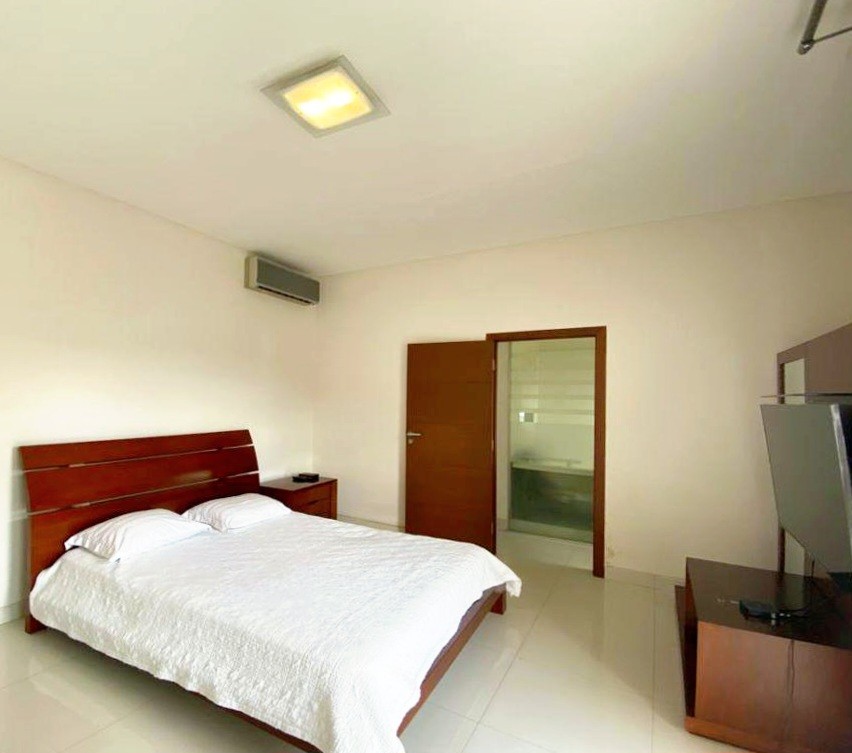 Casa en AnticréticoANTICRETICO
Zona Norte
Av. Alemana 2do y 3er anillo 4 dormitorios 4 baños 4 parqueos Foto 25