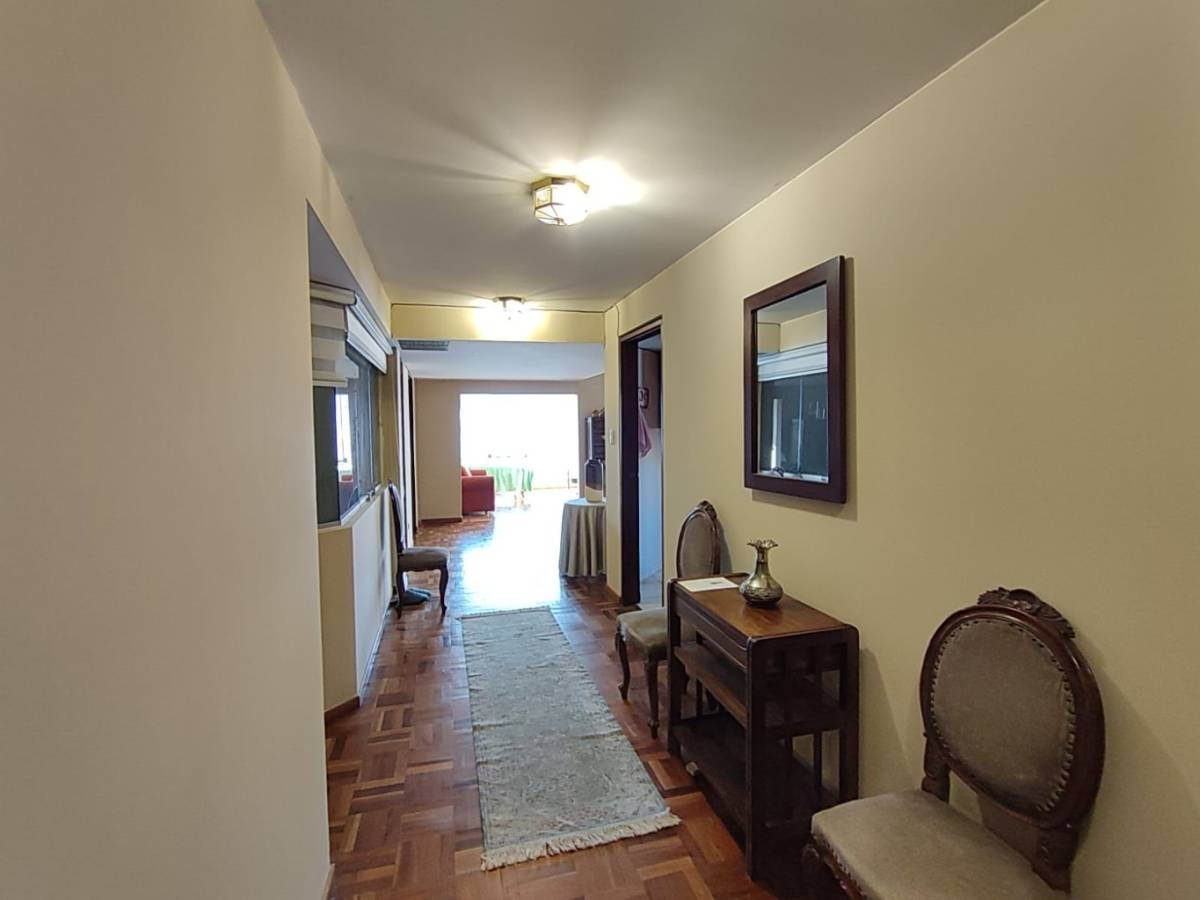 Departamento en San Jorge en La Paz 2 dormitorios 3 baños 1 parqueos Foto 3