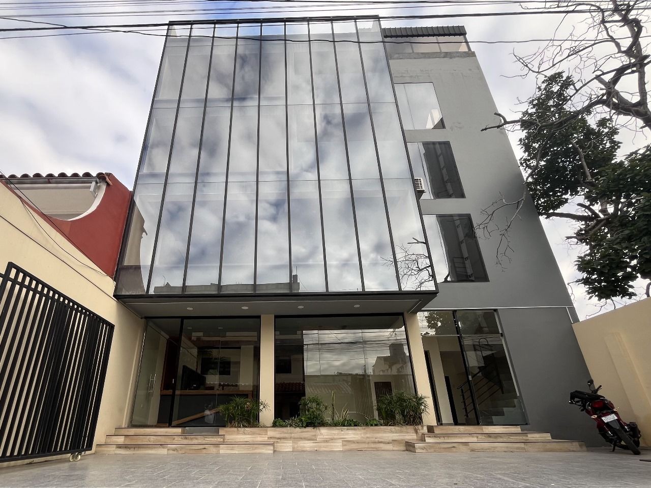 Edificio A 50 m. de la Av. Banzer (Tipo de cambio 7) Foto 1