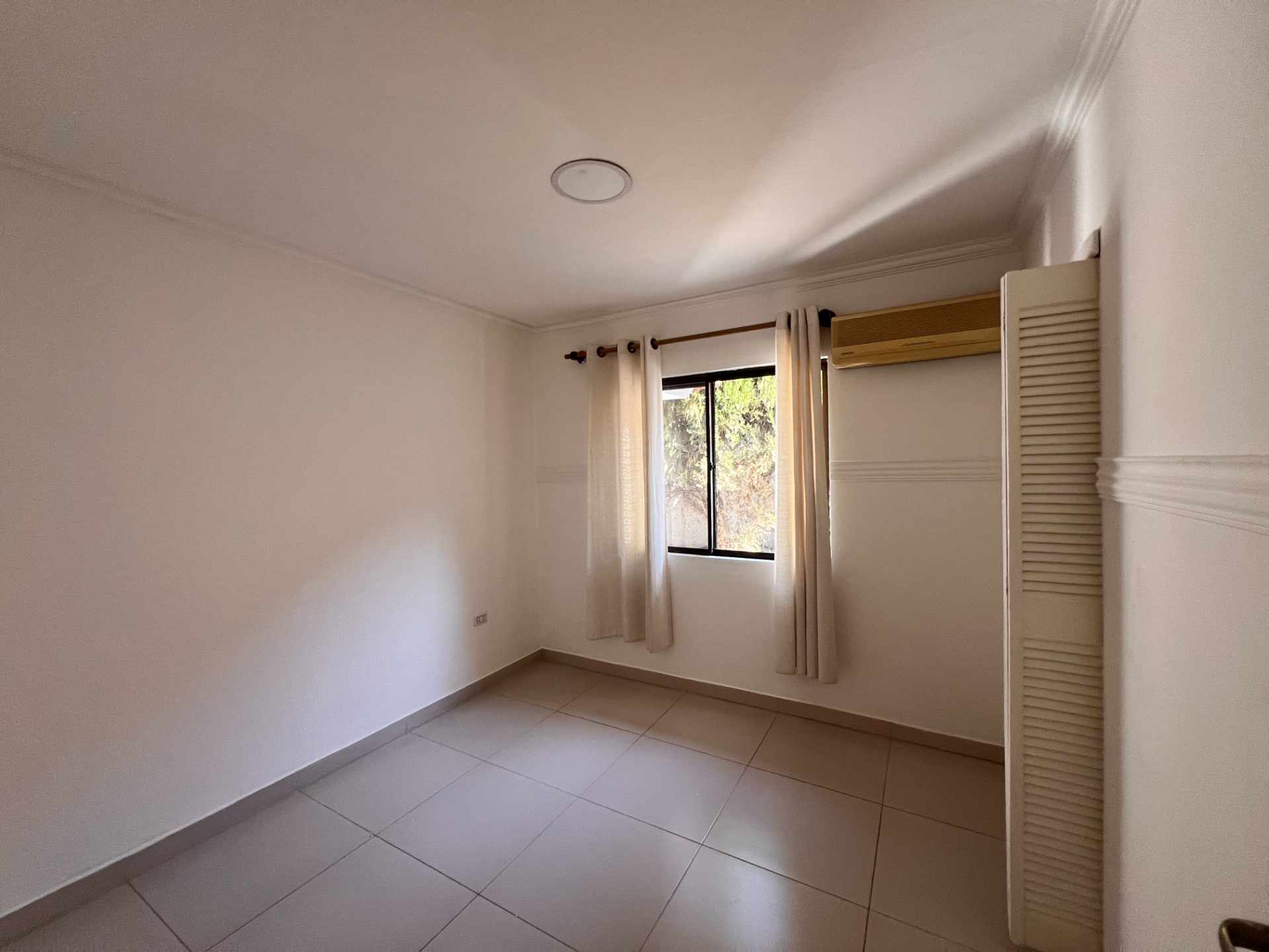 Casa en Entre 6to y 7mo anillo Norte en Santa Cruz de la Sierra 4 dormitorios 4 baños 2 parqueos Foto 3