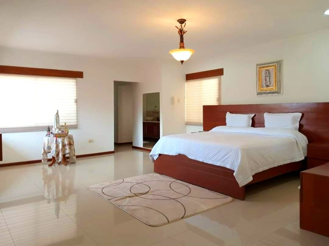 Casa en AlquilerAv  pirai 4to anillo 
Bellísima CASA AMOBLADA  de 4 DORMITORIOS  4 dormitorios 6 baños 2 parqueos Foto 15