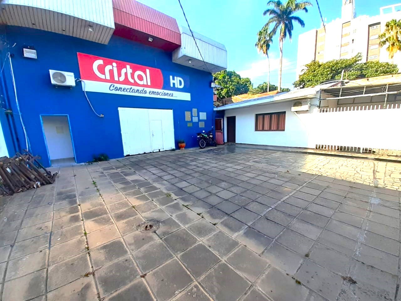 Casa en VentaCASA Y CANAL  EN VENTA -  SANTA CRUZ, BOLIVIA    
 9 dormitorios 4 baños 3 parqueos Foto 3