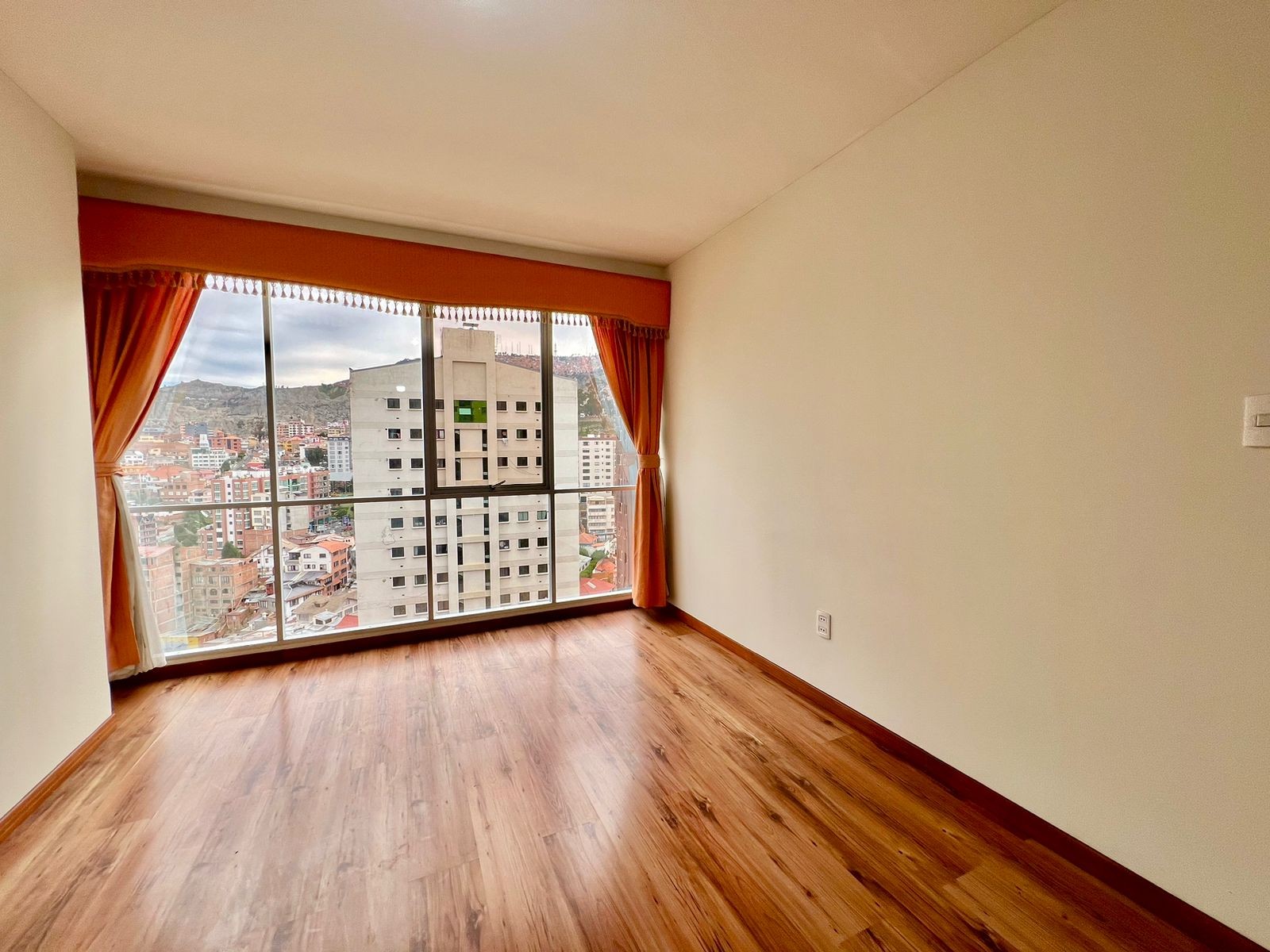 Departamento <b>DEPARTAMENTO DE 3 DORMITORIOS EN VENTA, SAN JORGE - AVENIDA 6 DE AGOSTO</b> Foto 1