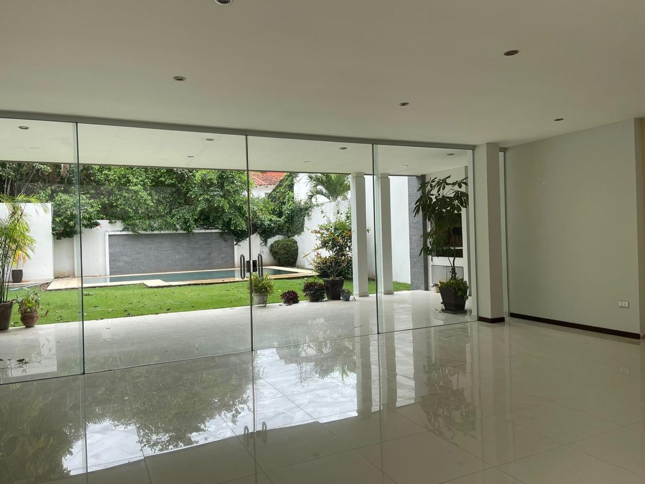 Casa en Entre 3er y 4to anillo Oeste en Santa Cruz de la Sierra 4 dormitorios 6 baños 4 parqueos Foto 37