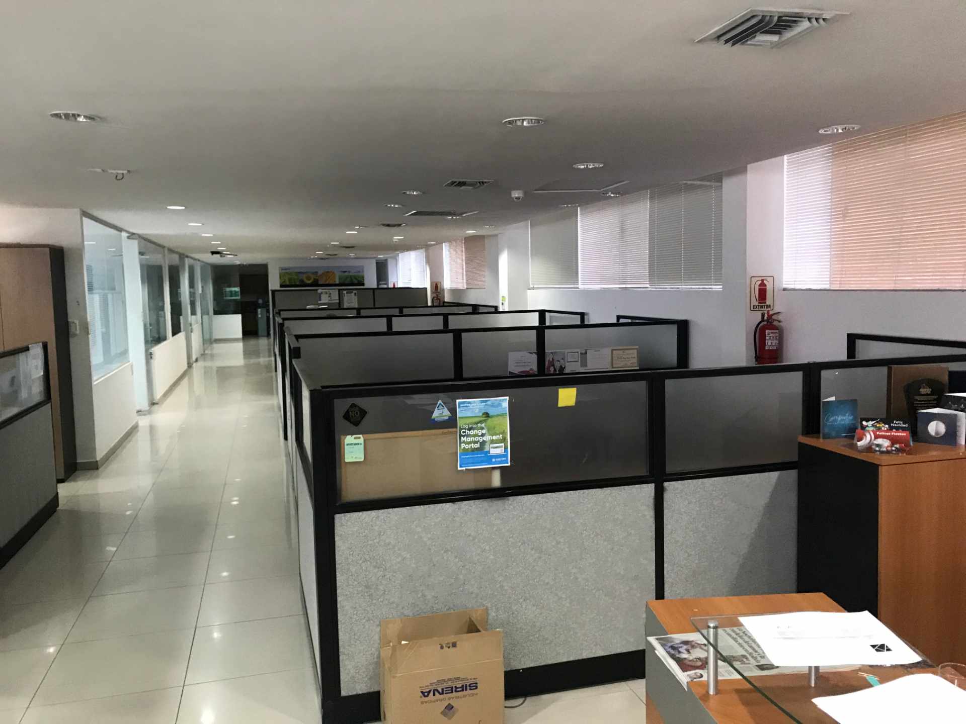 Oficina en AlquilerEdificio TACUARAL Av. San Martín entre 3er y 4to anillo Centro Empresarial Equipetrol.   Foto 1