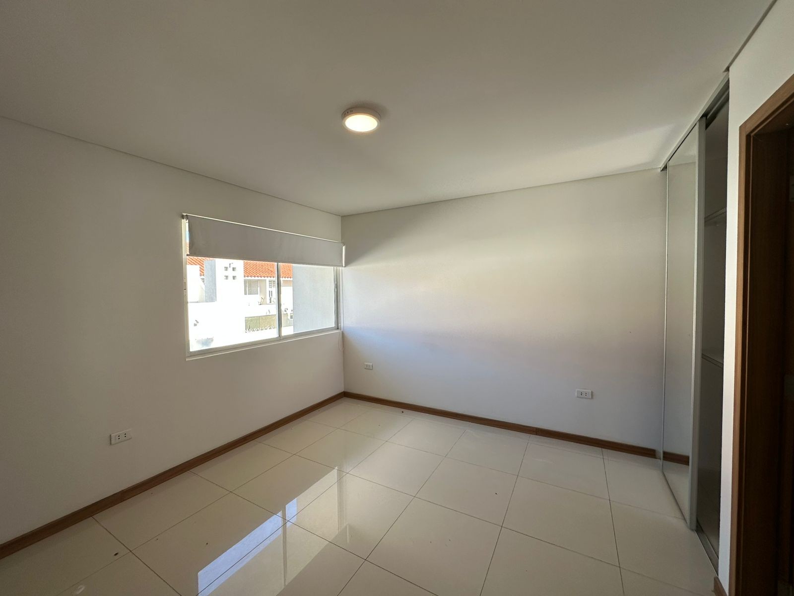 Casa en Alquiler📍CASA EN ALQUILER 
  CONDOMINIO PALMAS DEL OESTE II
Av. Piraí entre 6to y 7mo Anillo

 Foto 17
