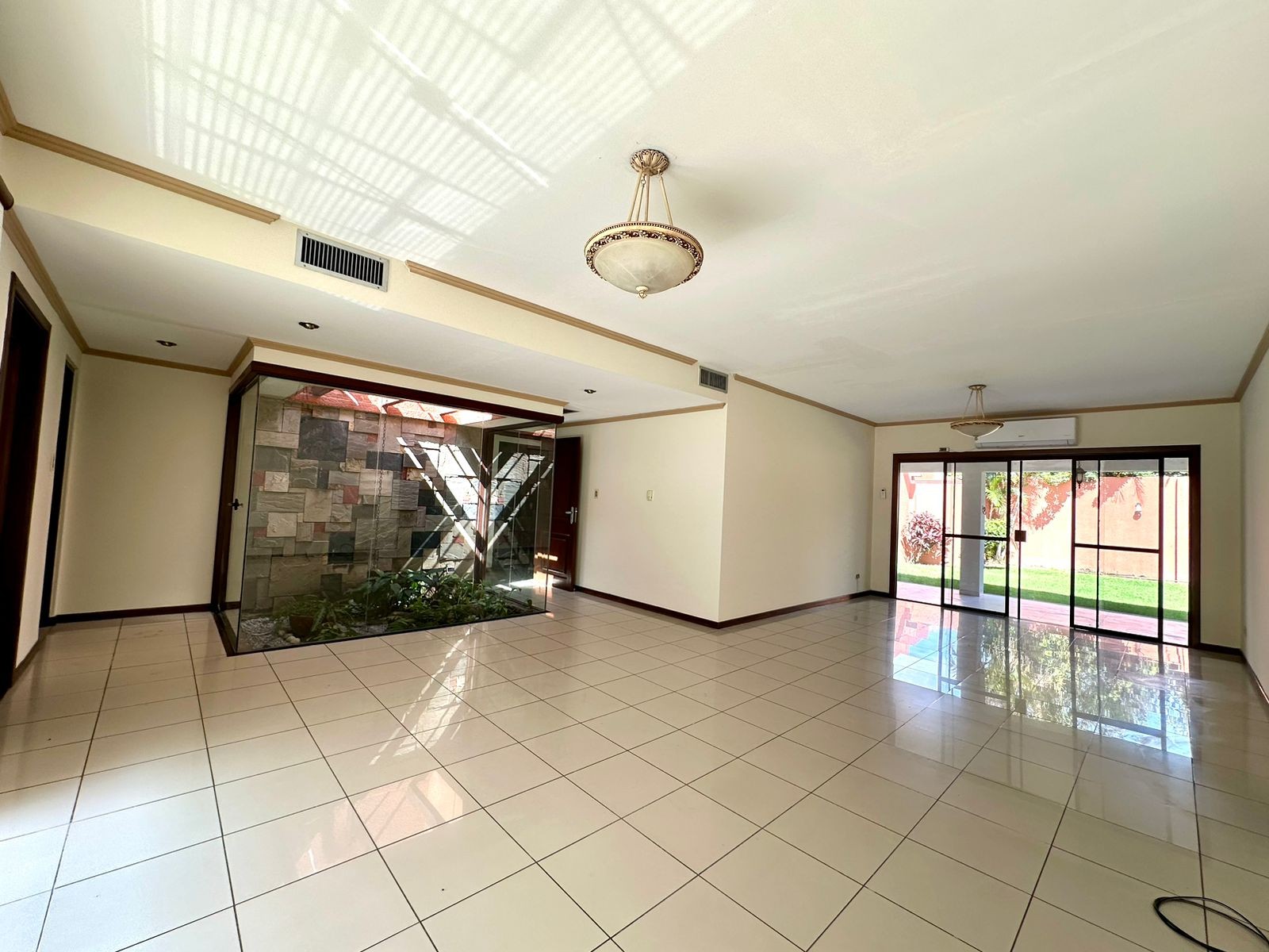 Casa en AlquilerCONDOMINIO LA HACIENDA II ALQUILO CASA 4 dormitorios 5 baños 4 parqueos Foto 5