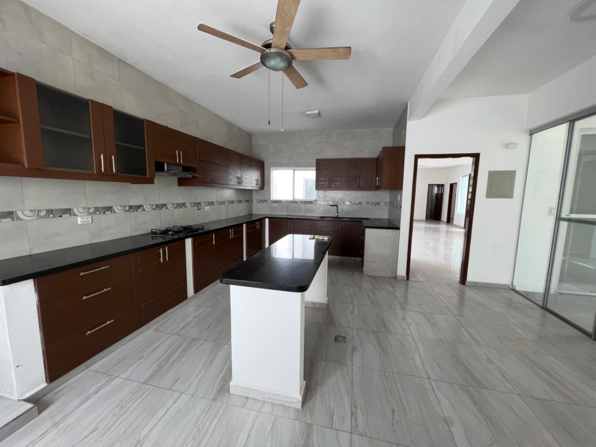 Casa en AlquilerCONDOMINIO LOS PARQUES DEL URUBO I 4 dormitorios 5 baños 3 parqueos Foto 2