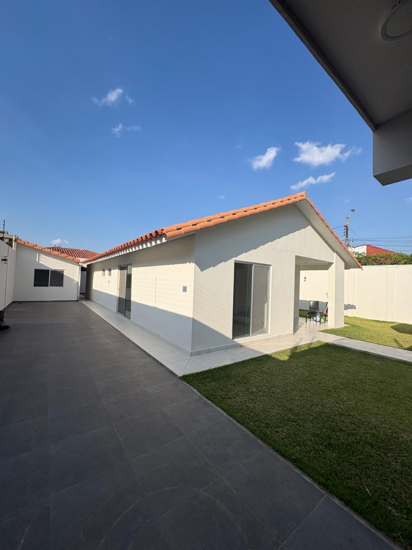 Casa en VentaZona norte, C/ Las Piñas, en plena esquina, entre  la Av. Mutualista y Alemana Foto 8