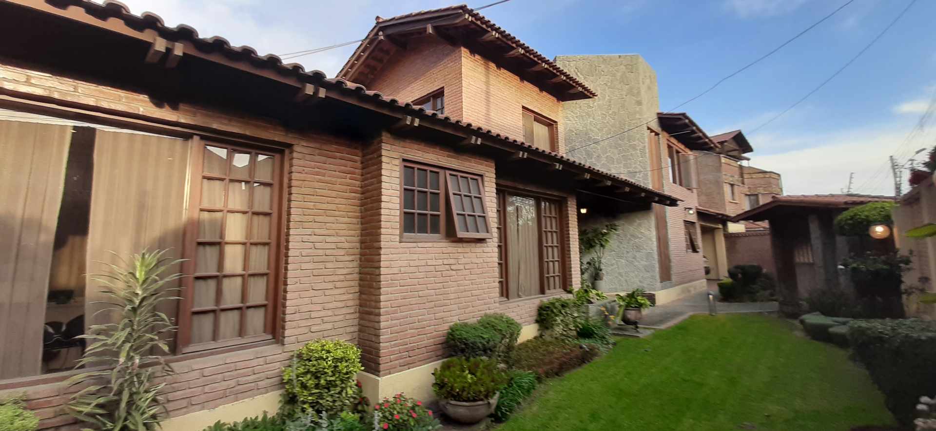 Casa en Sarco en Cochabamba 4 dormitorios 4 baños 3 parqueos Foto 5