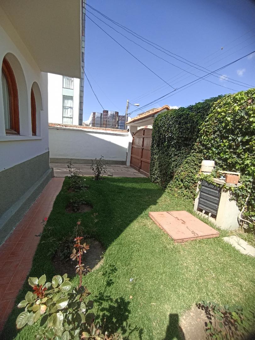 Departamento en VentaCASA EN VENTA / IRPAVI 7 dormitorios 5 baños 5 parqueos Foto 2