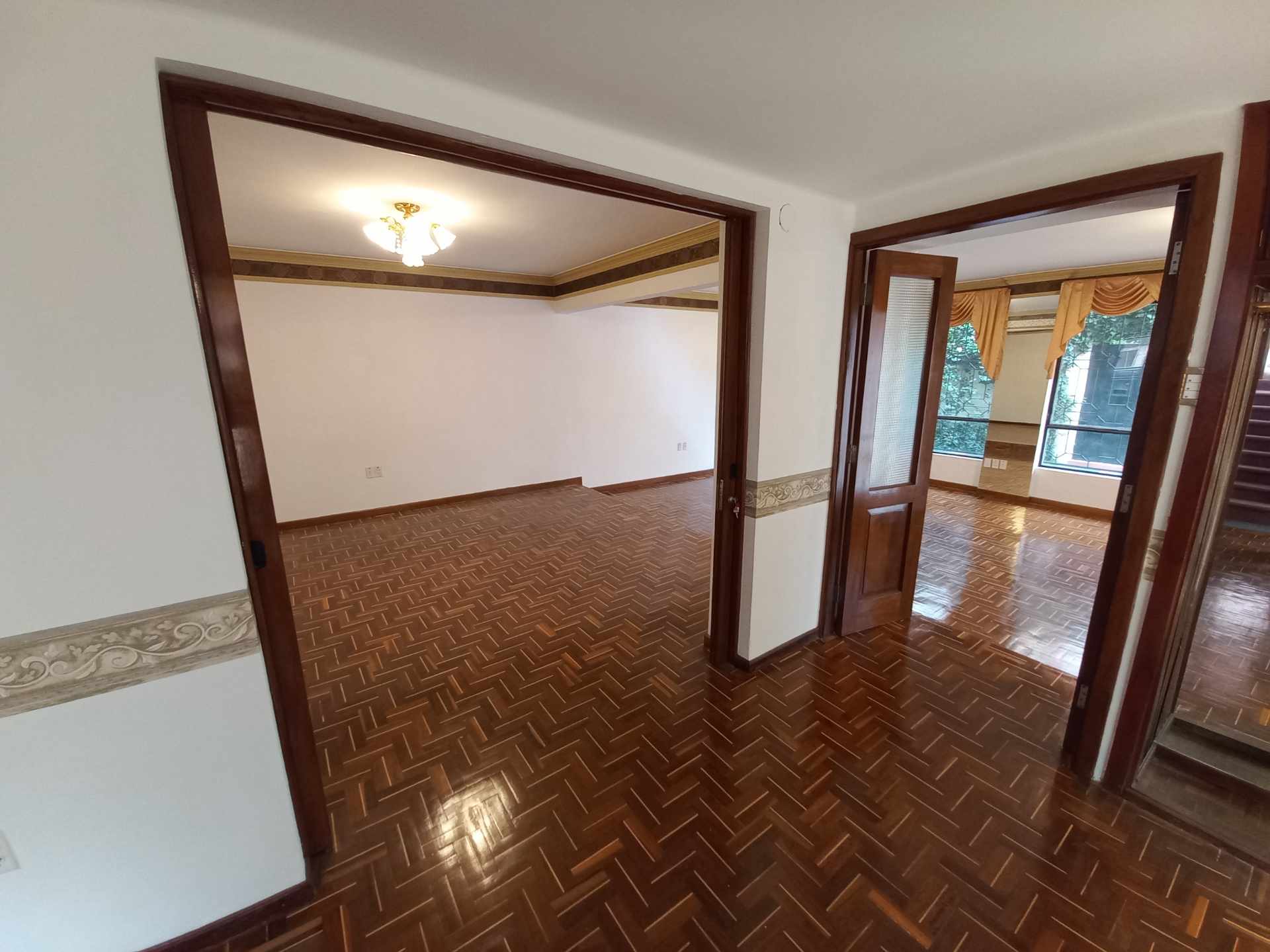 Casa en VentaIrpavi, entre calles 4 y 5, a pasos del Mercado de Irpavi 3 dormitorios 5 baños 3 parqueos Foto 2