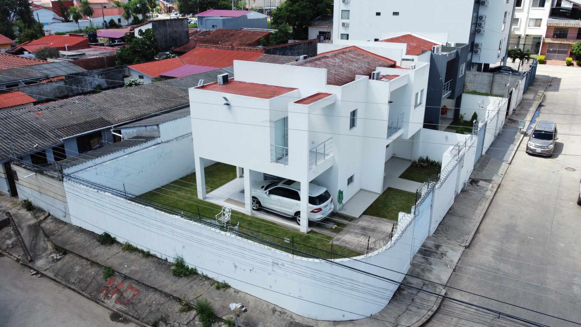 Casa en Entre 3er y 4to anillo Oeste en Santa Cruz de la Sierra 3 dormitorios 3 baños 2 parqueos Foto 1