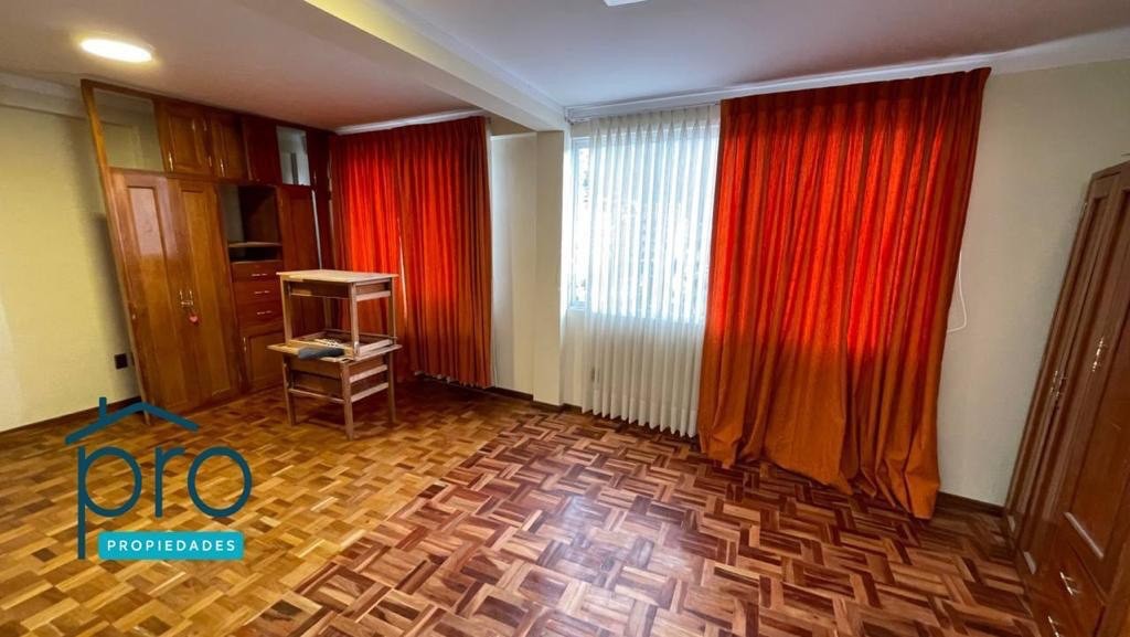 Casa Los Pinos, a una cuadra del Hipermaxi Foto 4