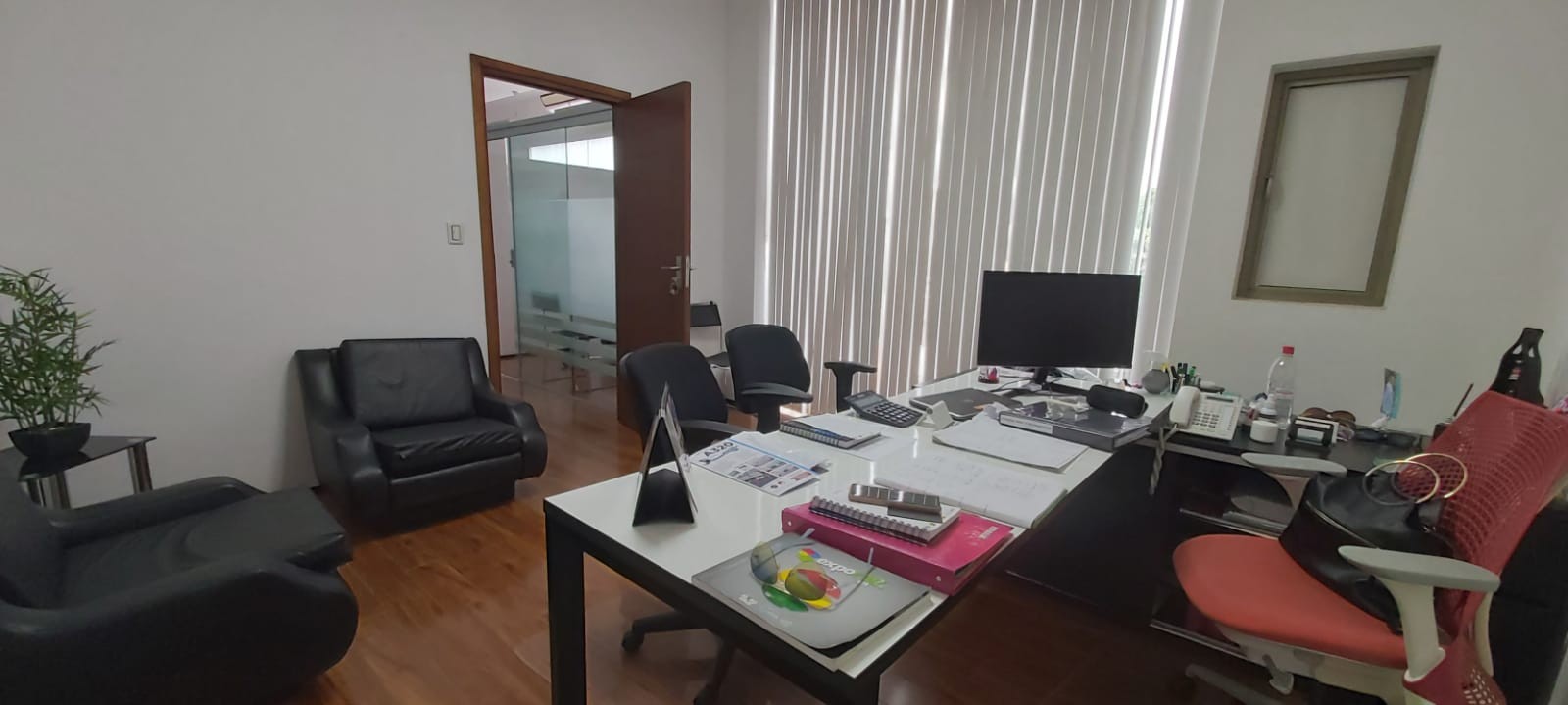 Oficina en AlquilerEDIFICIO SPAZIO, se encuentra en la zona Norte, por  la Av. Beni entre el 2do y 3er. anillo. 5 dormitorios 2 baños  Foto 9