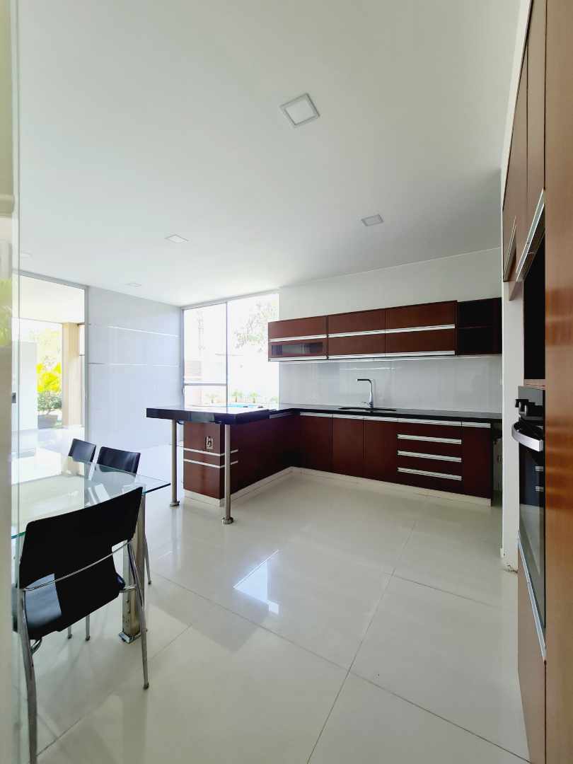 Casa en Urubó en Santa Cruz de la Sierra 4 dormitorios 5 baños 4 parqueos Foto 12