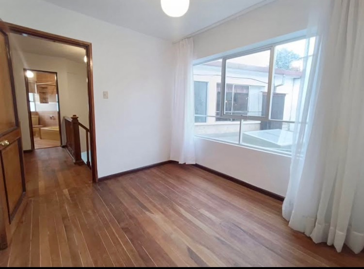 Casa en AlquilerCASA OFICINA EN ALQUILER 3 dormitorios 3 baños 1 parqueos Foto 5