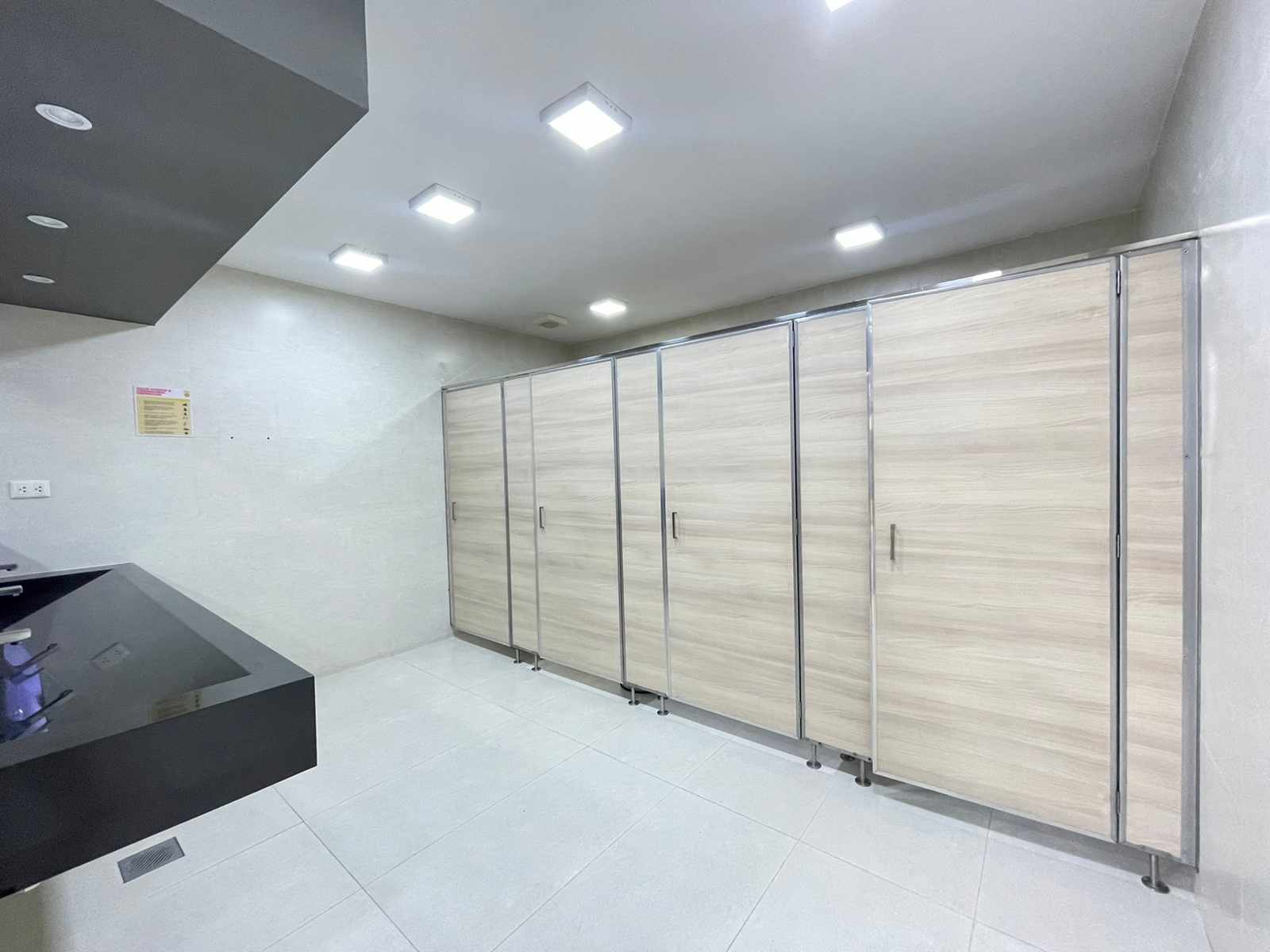 Local comercial en Entre 4to y 5to anillo Oeste en Santa Cruz de la Sierra  10 baños  Foto 13