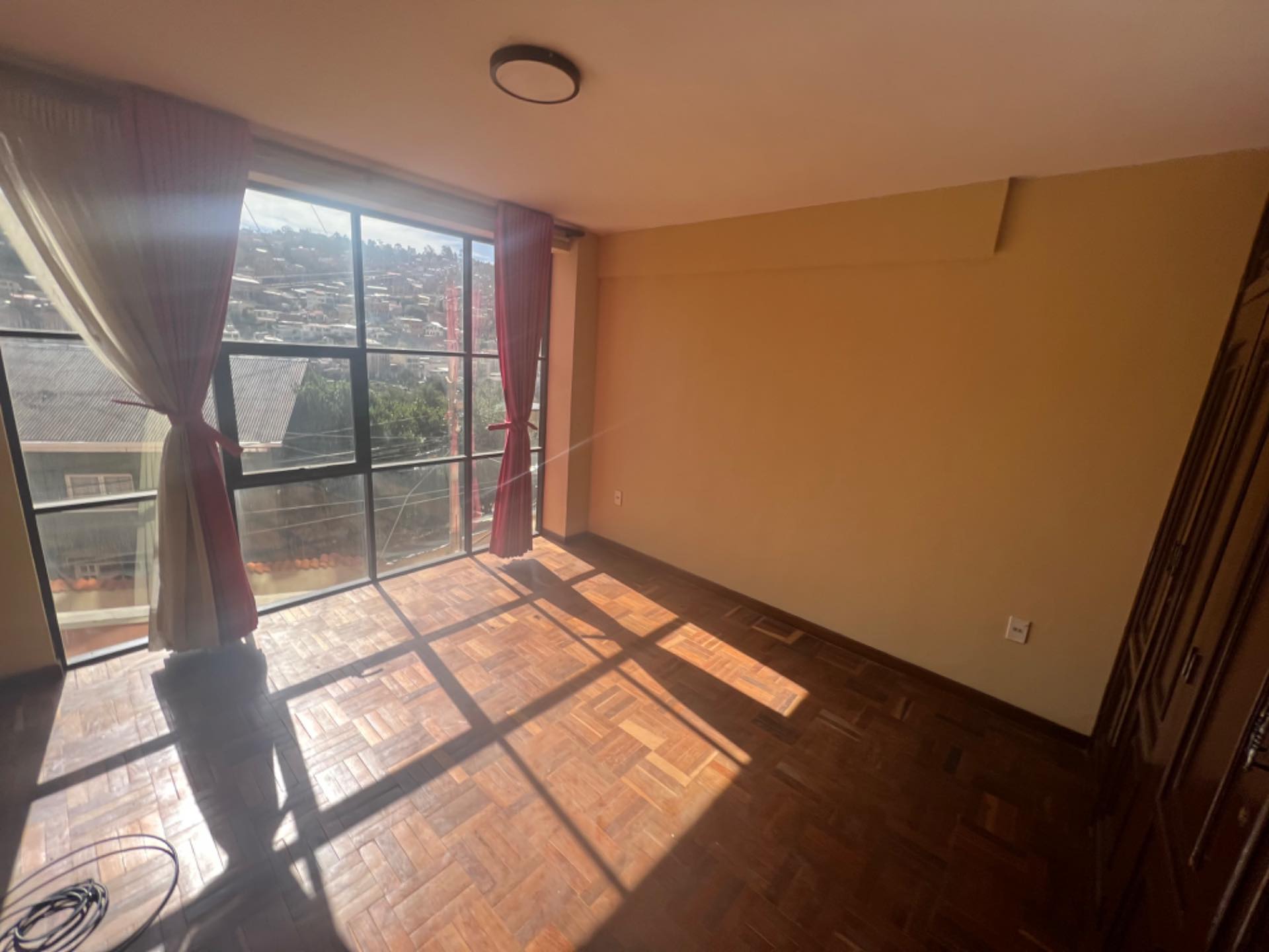 Departamento en AnticréticoCalle 16 de Obrajes  Hugo Ernest  3 dormitorios 3 baños 1 parqueos Foto 9