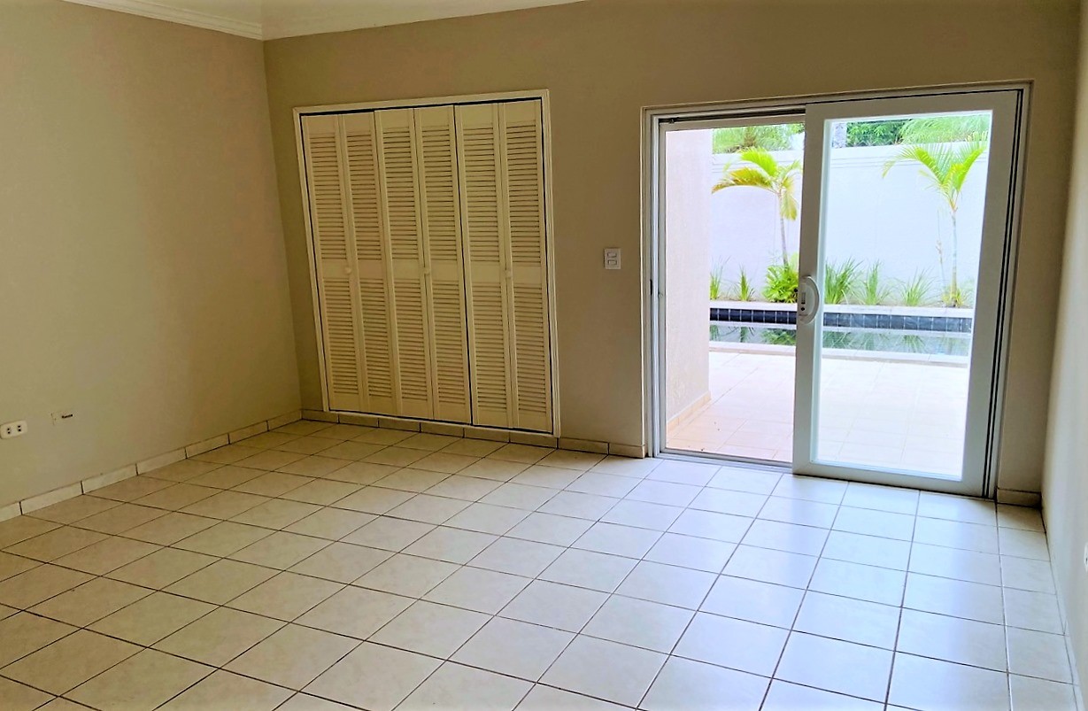 Casa en Entre 4to y 5to anillo Oeste en Santa Cruz de la Sierra 3 dormitorios 3 baños 2 parqueos Foto 8