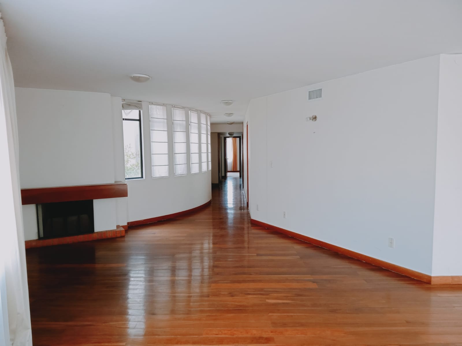 Departamento en AnticréticoANTICRETICO REGISTRABL, ELEGANTE DEPARTAMENTO EN ACHUMANI SECTOR ASILO 3 dormitorios 4 baños 2 parqueos Foto 2