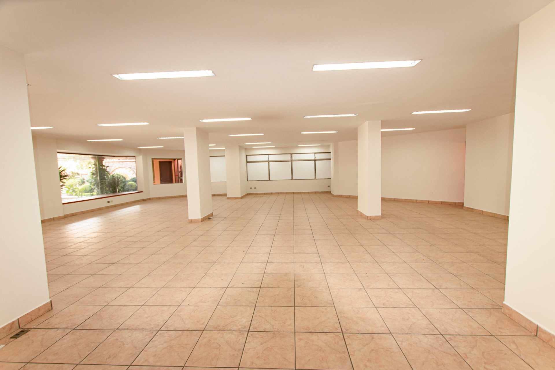 Local comercial en AlquilerAv. Ballivian, Prado - Edif. Torres del Sol - Centro - Cochabamba  2 baños  Foto 8