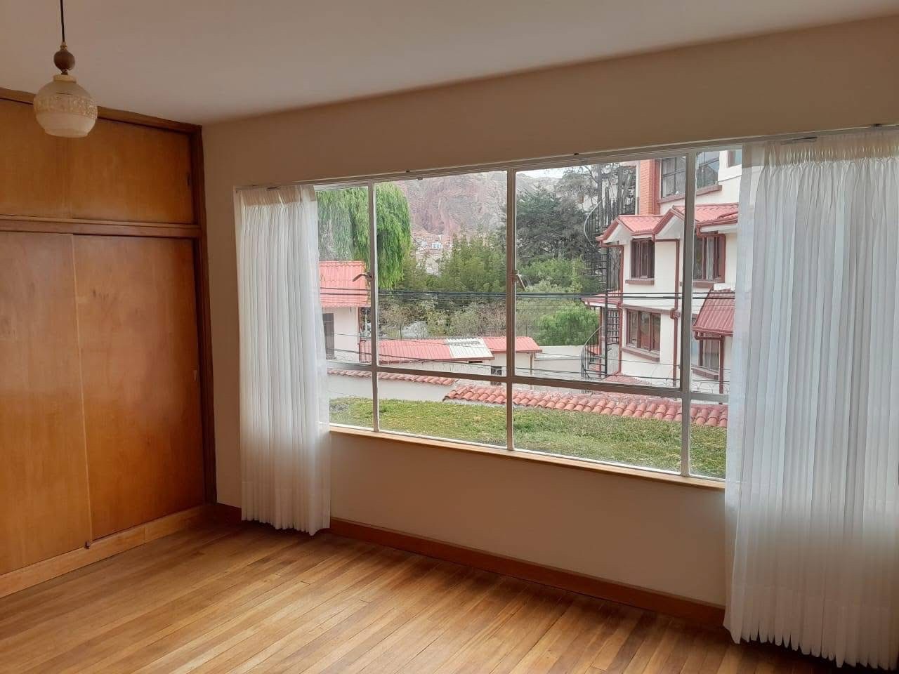 Casa en Alquiler
CASA IMPECABLE 
EN ALQUILER 3 dormitorios 2 baños 3 parqueos Foto 6