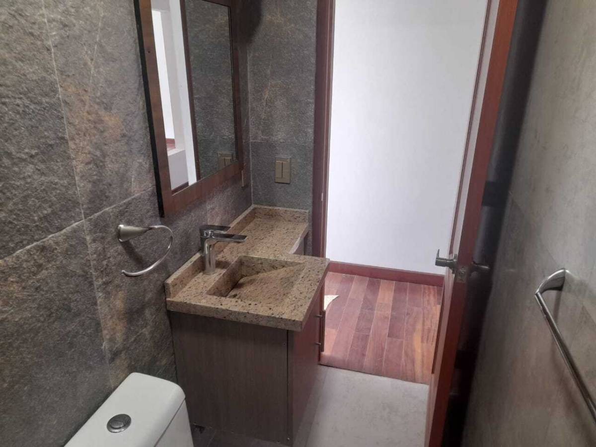 Departamento en VentaACHUMANI, CALLE 32 3 dormitorios 4 baños 1 parqueos Foto 5