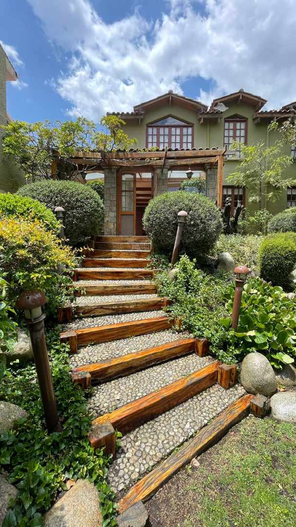 Casa en VentaCasa en Irpavi 2 4 dormitorios 8 baños 4 parqueos Foto 2