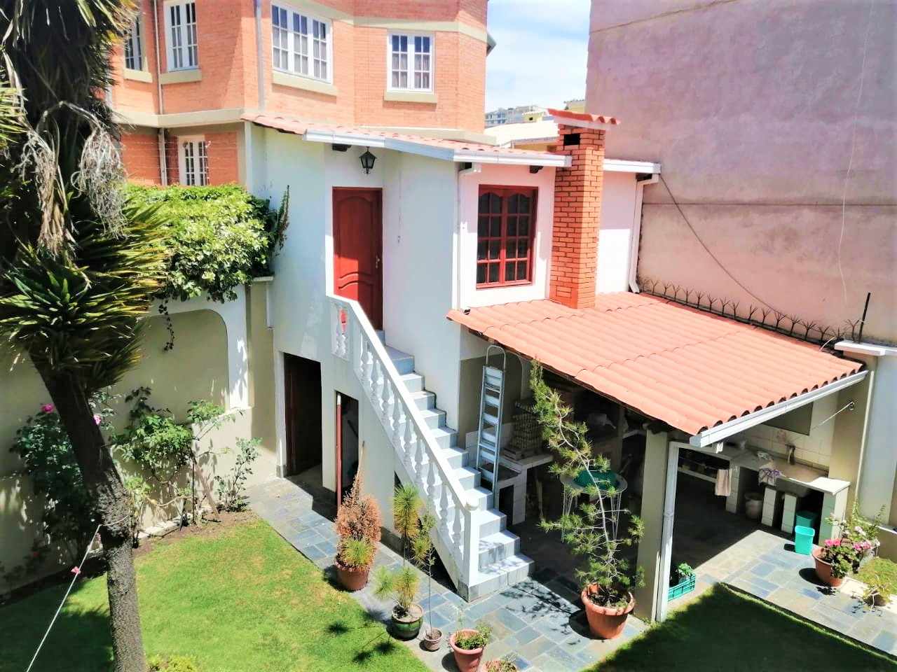 Casa en VentaCASA VENTA / ALQUILER - LOS PINOS 4 dormitorios 4 baños 2 parqueos Foto 2