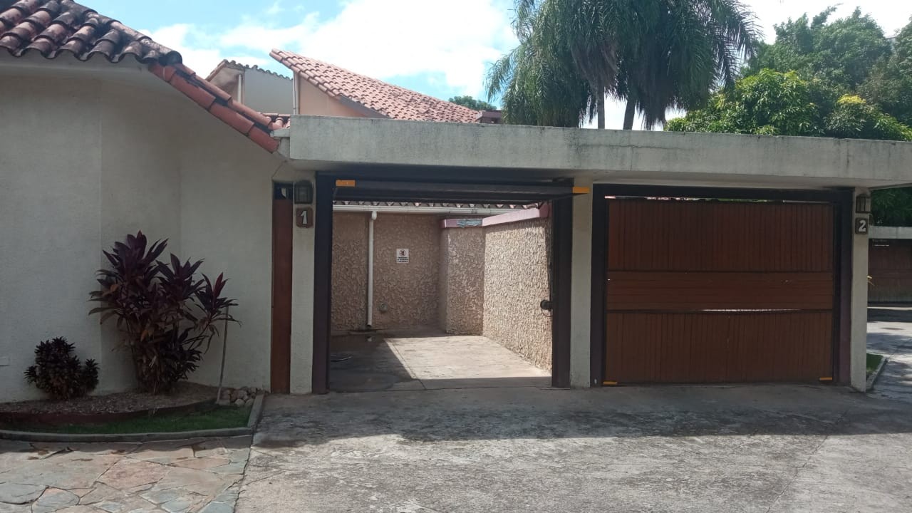 Edificio en Entre 6to y 7mo anillo Norte en Santa Cruz de la Sierra 35 dormitorios 37 baños 35 parqueos Foto 3