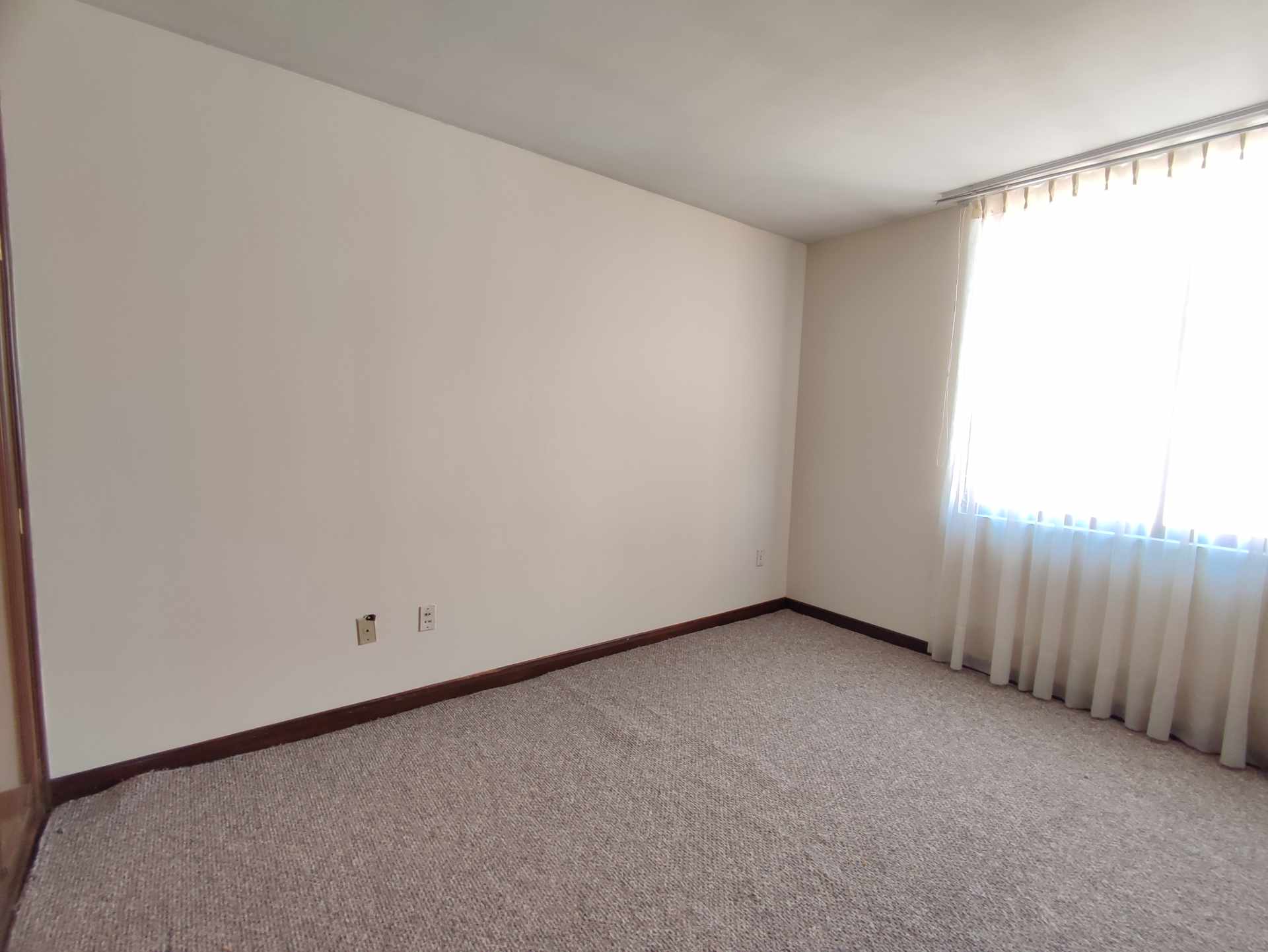 Departamento en AlquilerCALLE 26 - LOS PINOS 4 dormitorios 3 baños 1 parqueos Foto 3