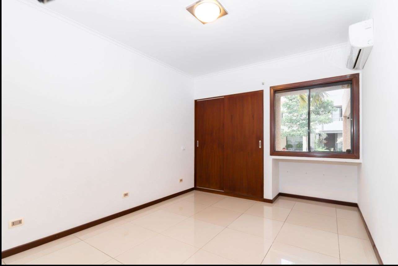 Casa en AlquilerAv. Busch, esquina 3er. anillo interno Foto 5