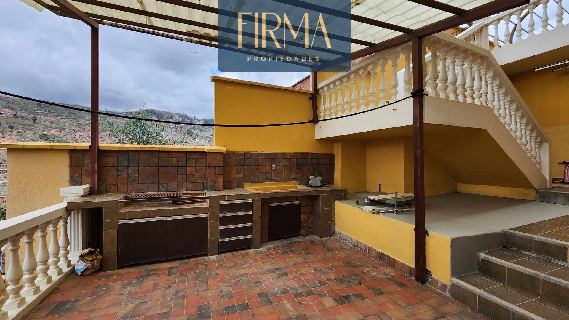 Casa en Irpavi en La Paz 5 dormitorios 4 baños 4 parqueos Foto 2