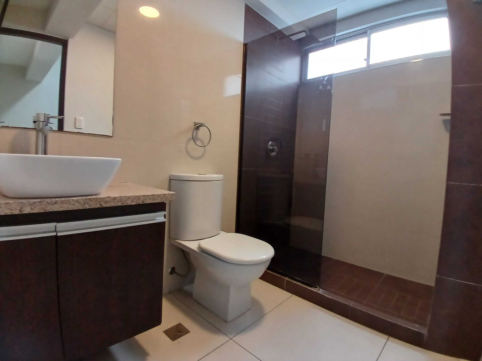Departamento en AlquilerCOND. CURUPAU SOBRE AV. PARAGUA CASI 2º ANILLO 4 dormitorios 4 baños 1 parqueos Foto 15