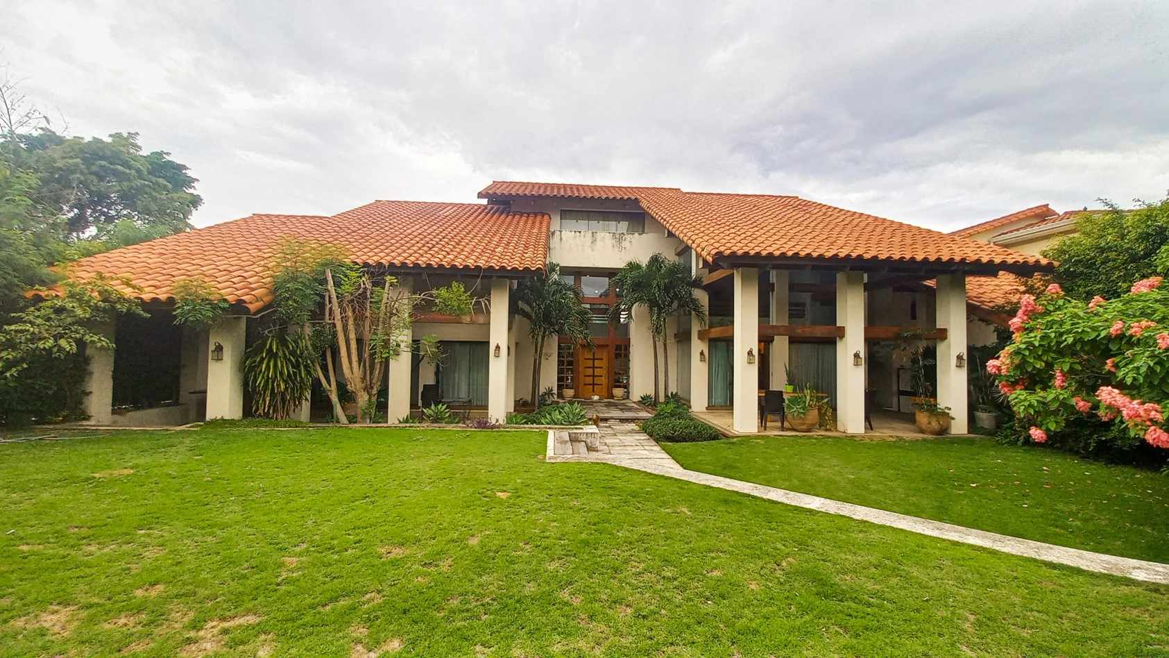 Casa en Entre 2do y 3er anillo Norte en Santa Cruz de la Sierra 5 dormitorios 4 baños 2 parqueos Foto 1