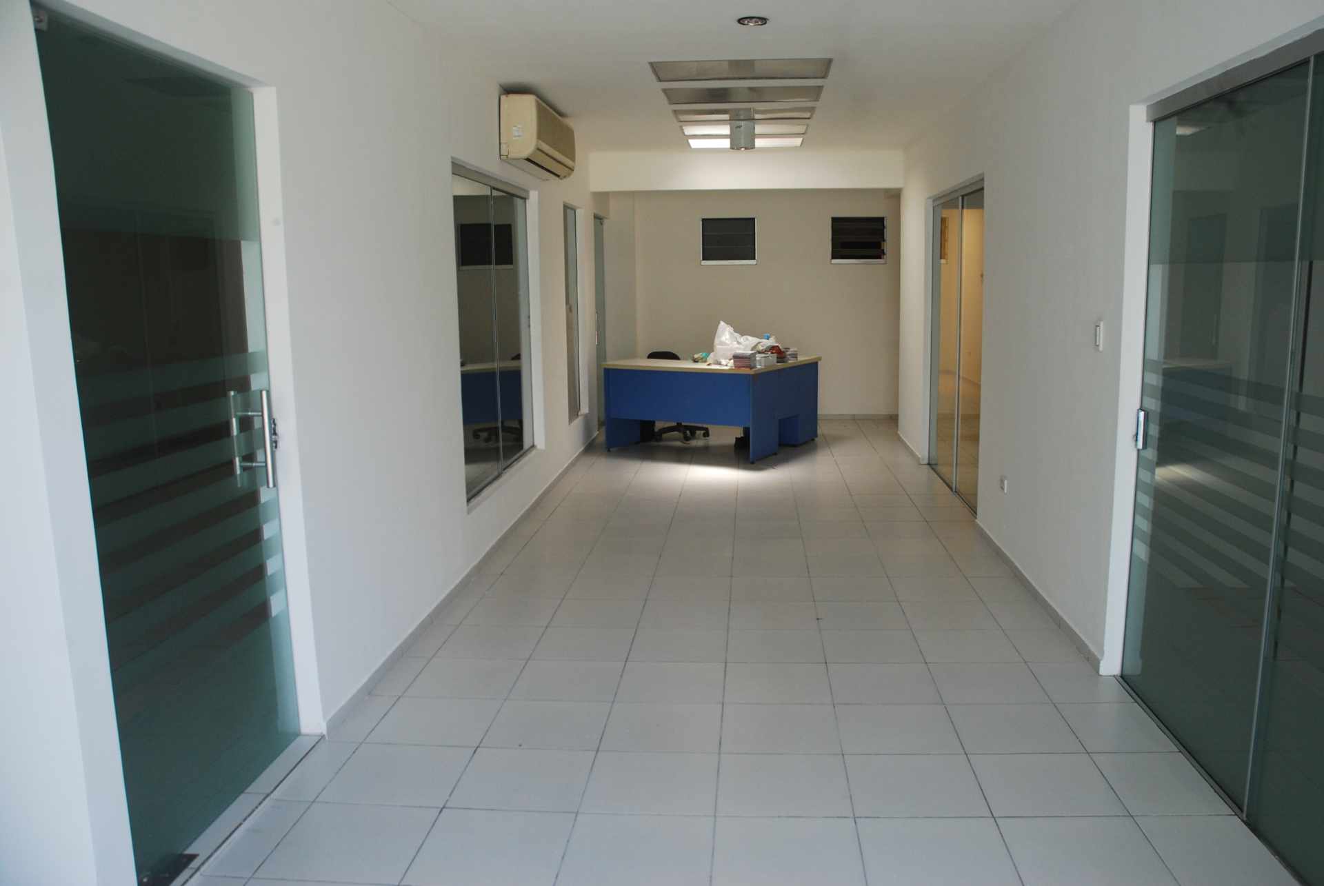 Oficina en AlquilerBarrio Villa  Brigida,  cerca Equipetrol Norte,  4to anillo y Mall Ventura. Foto 13