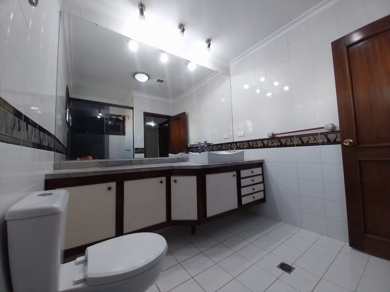 Casa en Alquiler📍 ZONA OESTE, BARRIO URBARÍ 4 dormitorios 4 baños 3 parqueos Foto 10
