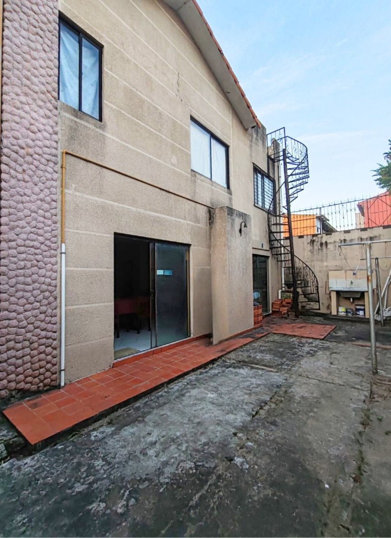 Casa en VentaZONA ESTE - AV. CANAL COTOCA
A 2 cuadras de la avenida 6 dormitorios 4 baños 3 parqueos Foto 9