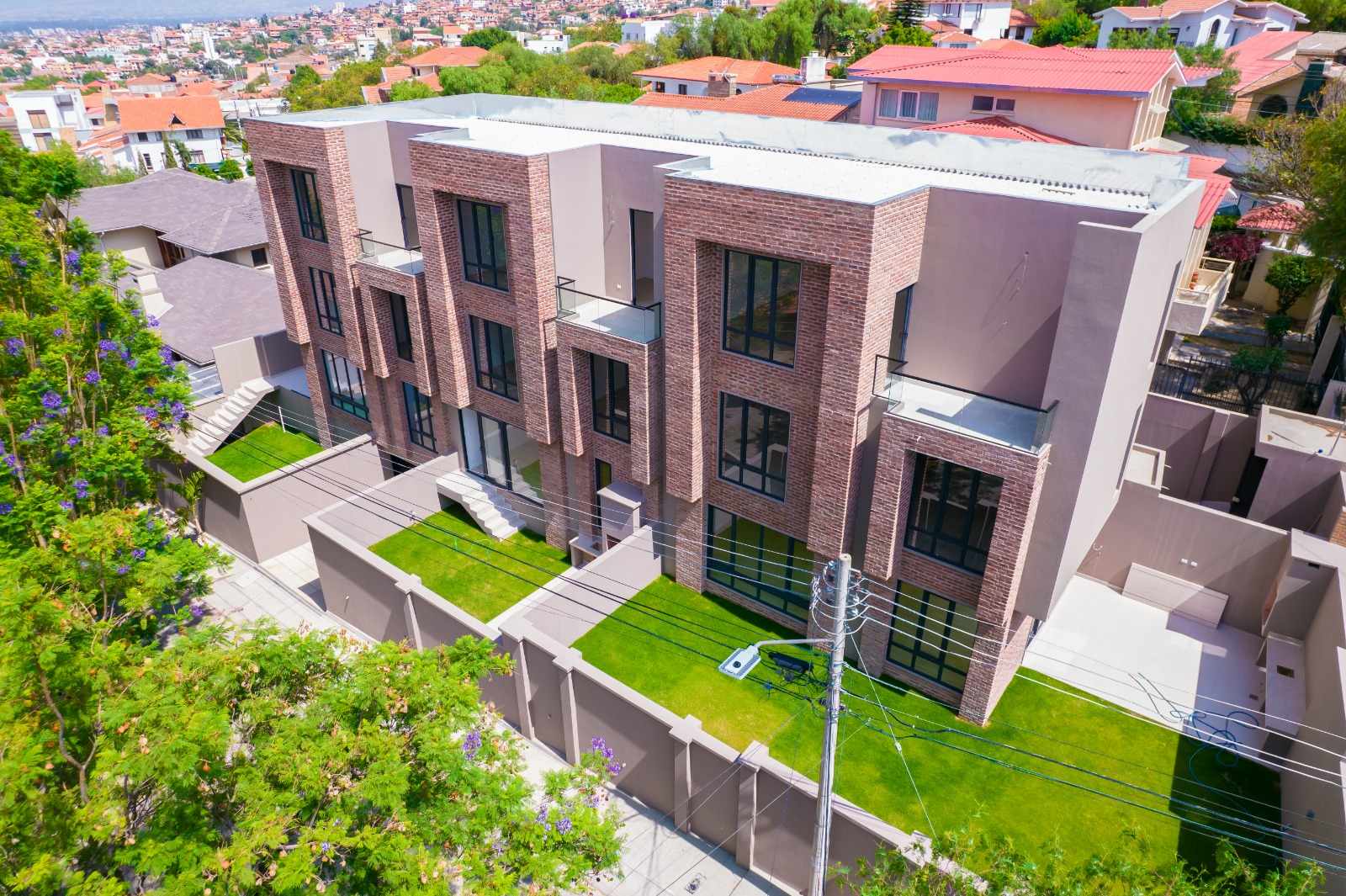 Casa en VentaC.Higuera entre Flor de Lima y Azhar, Z. Tupuraya Foto 1