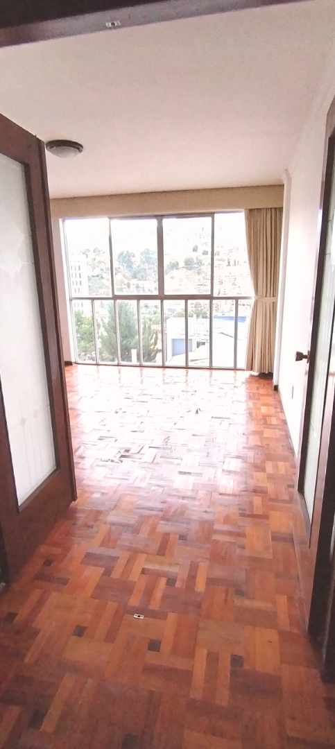 Departamento en AlquilerAV. ARCE  3 dormitorios 4 baños 1 parqueos Foto 6