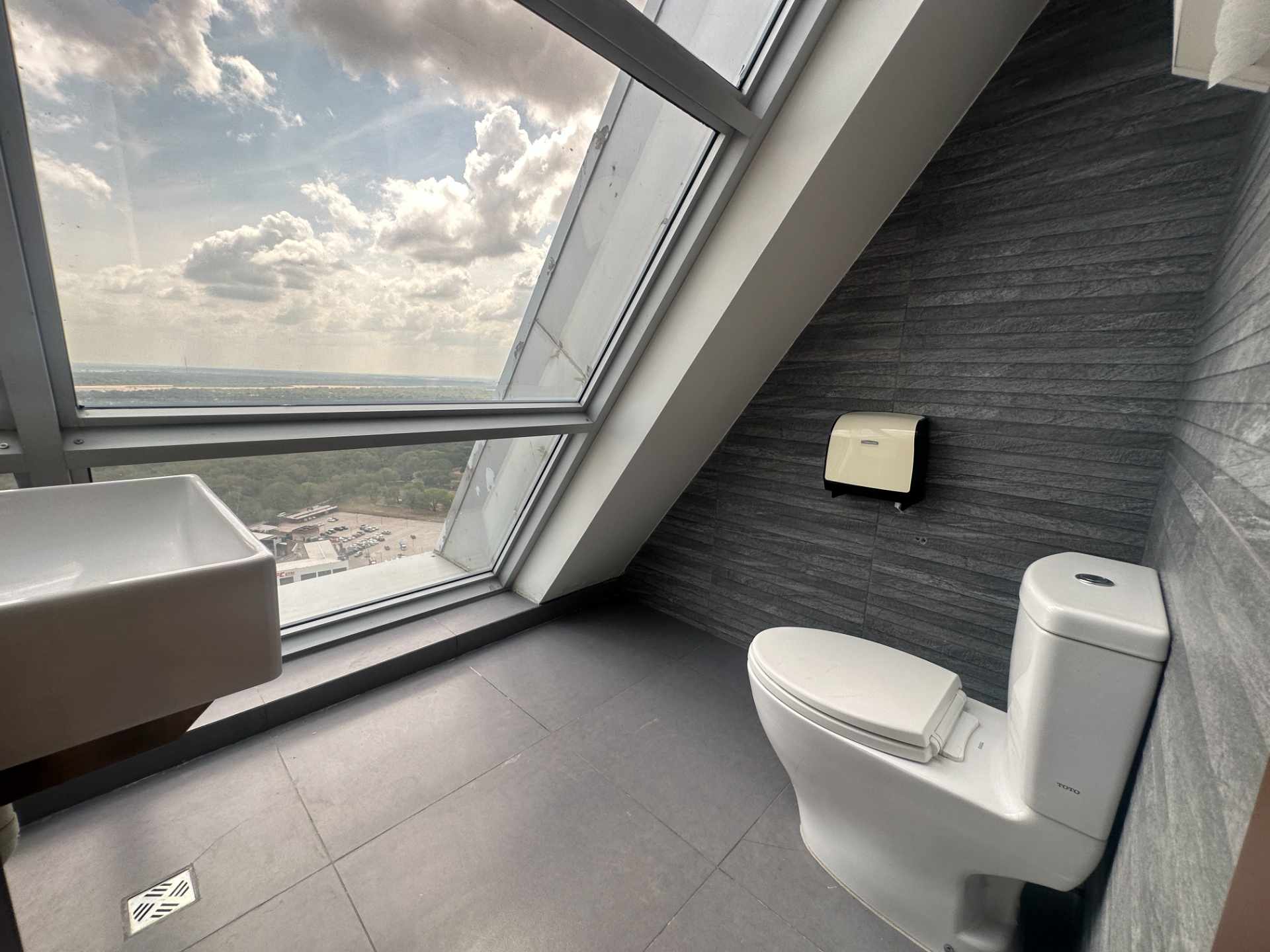 Oficina en Equipetrol en Santa Cruz de la Sierra 10 dormitorios 3 baños 2 parqueos Foto 13