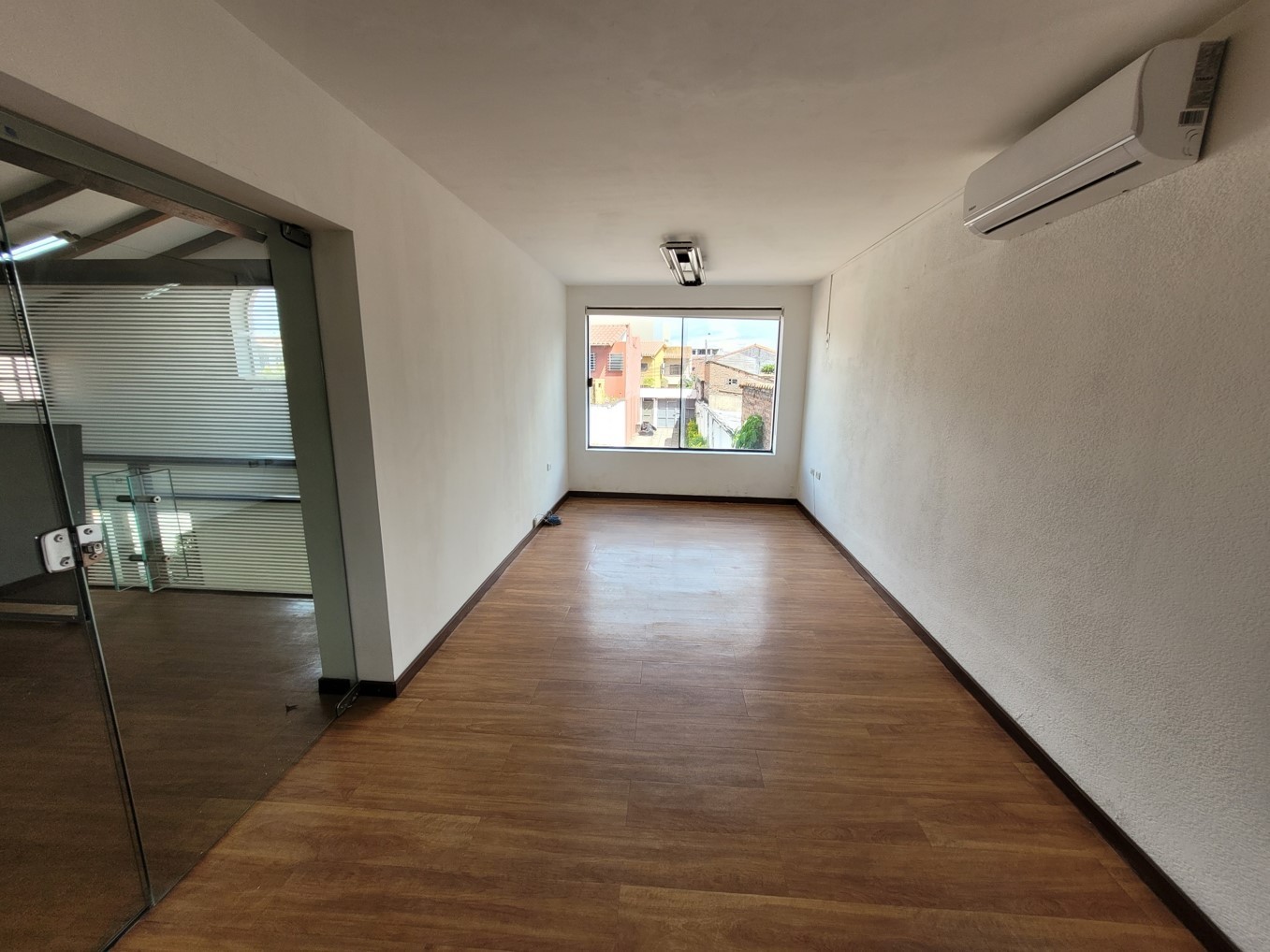 Oficina en VentaOFICINA CON AMPLIOS PARQUEOS INTERNOS EN VENTA EN LA ZONA SUR AV. SANTOS DUMONT ENTRE 2DO Y 3ER ANILLO A 50 MERTOS DE LA AVENIDA, PASILLO CHACO N°50 18 dormitorios 6 baños 9 parqueos Foto 17