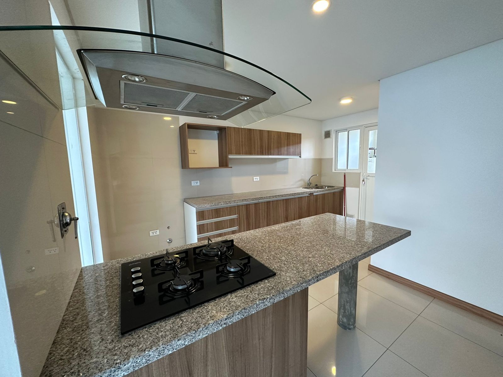 Casa en Alquiler📍CASA EN ALQUILER 
  CONDOMINIO PALMAS DEL OESTE II
Av. Piraí entre 6to y 7mo Anillo

 Foto 2